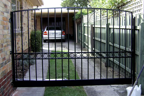 Single driveway gate 