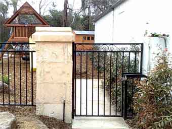 showing a gate able to be customized to the garden bed