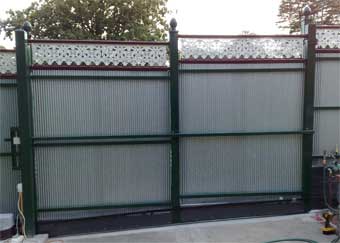 Sliding gate with lace on the top 