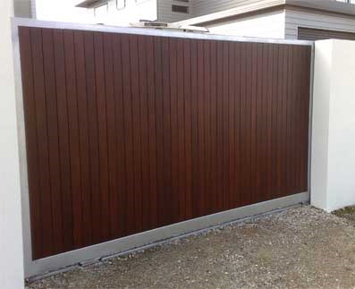 Sliding gate with timber 