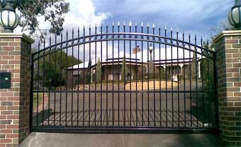 Cantilever residential driveway gate front view 